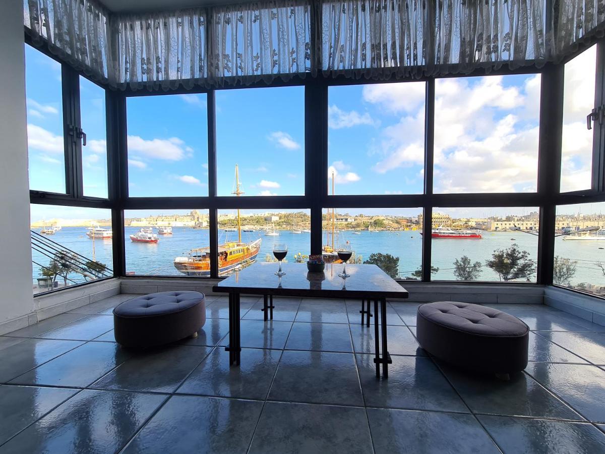Spacious Seafront Apt Next To Sliema-Valeta Ferry Exteriör bild